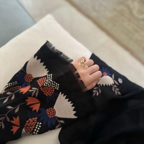 عبايه بخامه كريب لينن بالاضافة الى التطريز اليدوي