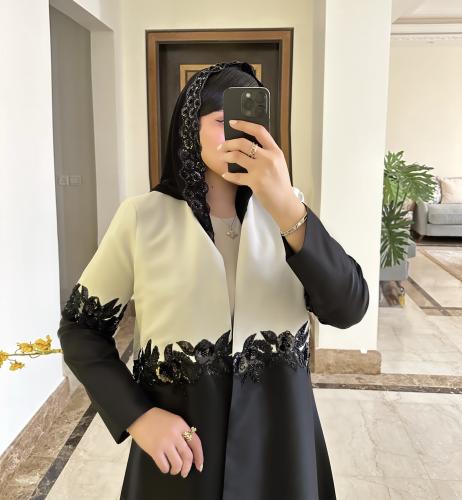 عبايه من التفته والكريب الفاخر بالاضافة الشك اليدوي للعبايه والطرحه