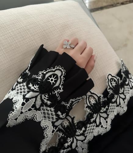 عبايه من التفته الفاخره بالاضافة الى الدانتيل الفرنسي تشمل طرحه بطرف  ناعم دانتيل