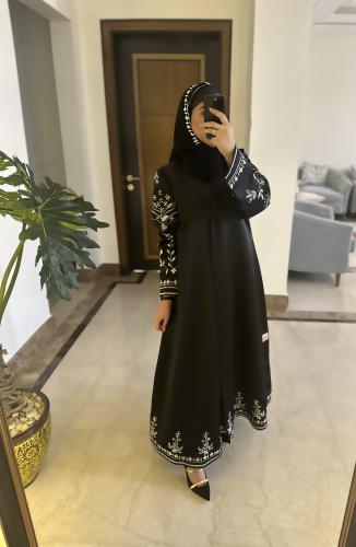 عبايه من التفته الفاخره بالاضافة الى التطريز اليدوي