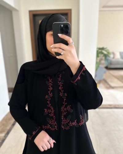 عبايه من الكريب الفاخر بالاضافة الى الشك اليدوي