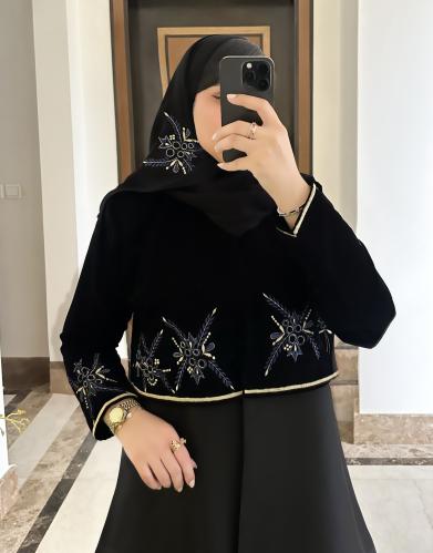 عبايه من التفته والكريب الفاخر بالاضافة الى التطريز اليدوي للعباية والطرحه