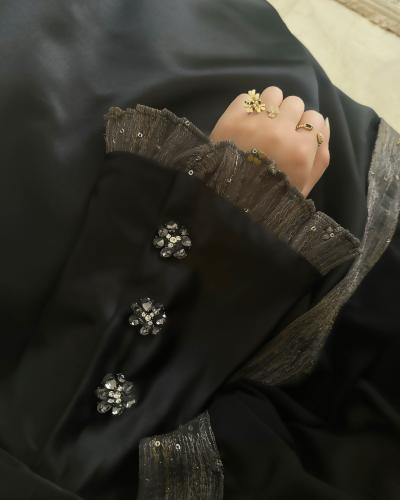 عبايه من التفته الفاخرة بالاضافة الى التل المطرز