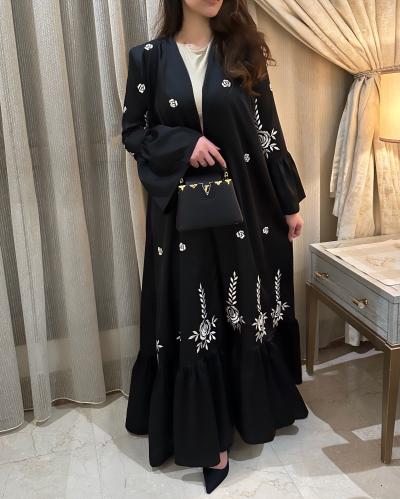 عبايه من الحرير الفاخر بالاضافة الى التطريز اليدوي