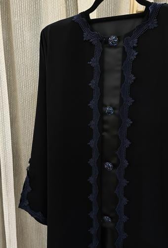 عبايه من الكريب الفاخر بالاضافة الى الدانتيل الفرنسي والكريستال الفاخر