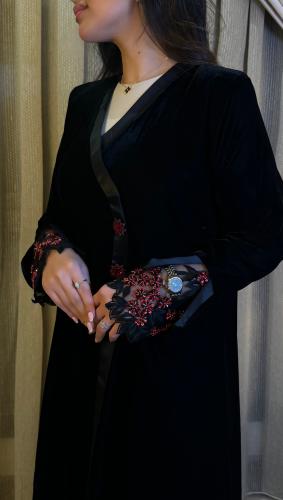 عبايه من المخمل الفاخر بالاضافة الشك اليدوي