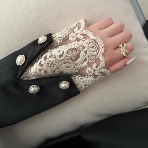 عبايه من التفته الفاخره بقصه البليزر بالاضافه الى الدانتيل الايطالي للأكمام وازارير من اللؤلؤ