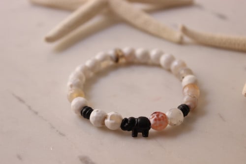 اسوره بحجر ابيض مع تعليقه الفيل بالاسود المطفي