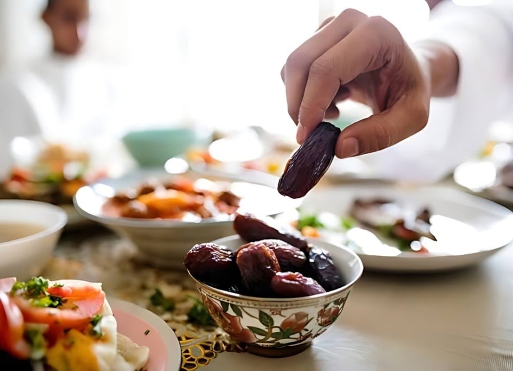 فوائد تناول التمر علي الريق