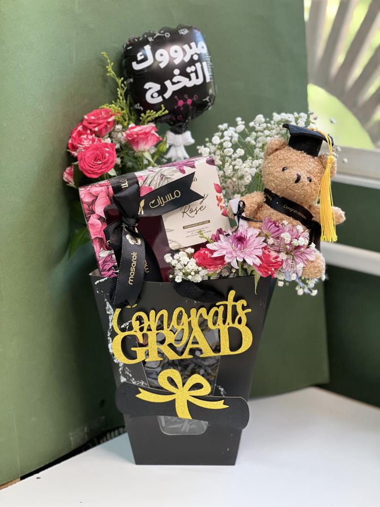 هديه مناسبه للتخرج من الجامعه تحتوي على ورد وعطر بتنسيق أنيق
