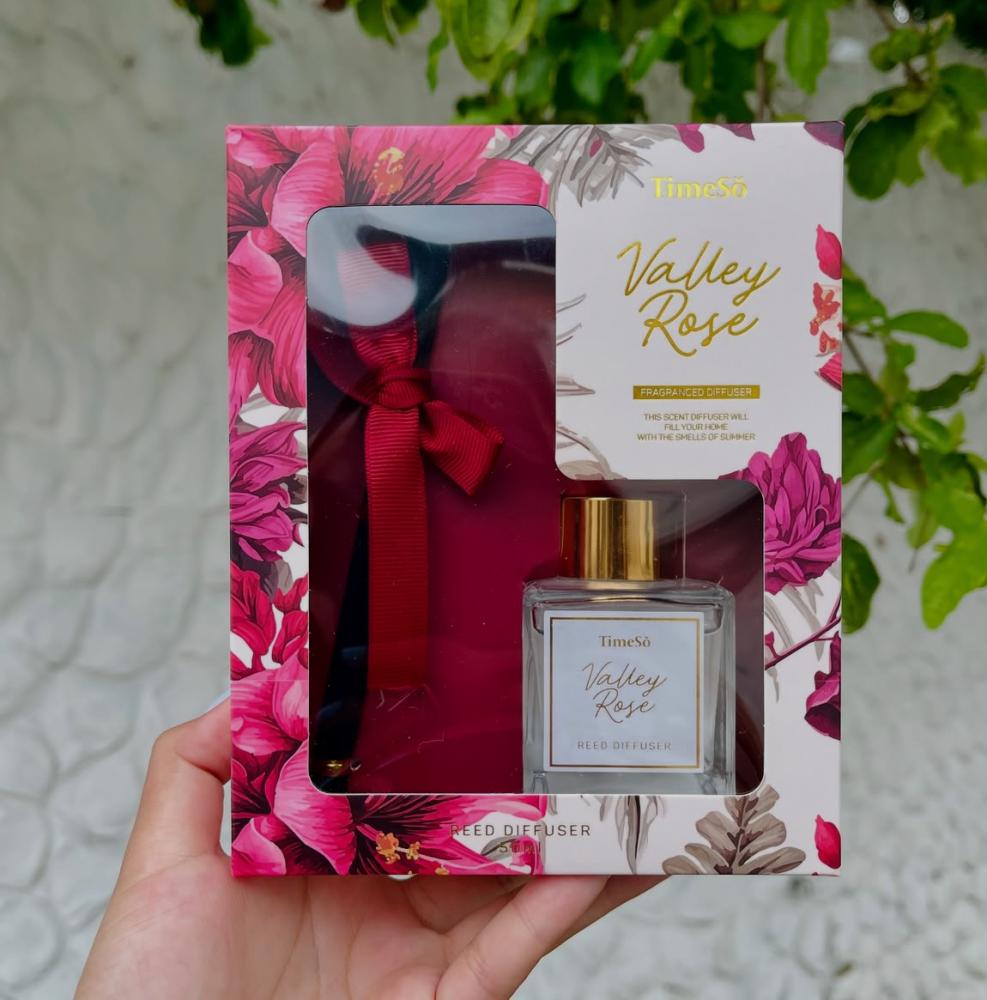 هديه مناسبه للتخرج من الجامعه تحتوي على ورد وعطر بتنسيق أنيق