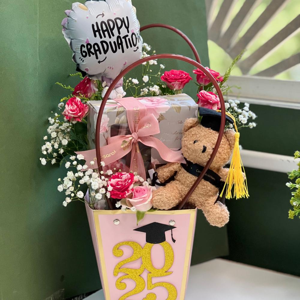 هدية تخرج من الجامعه مكونة من كوب محفور دفتر أنيق وبوكيه ورد صناعي