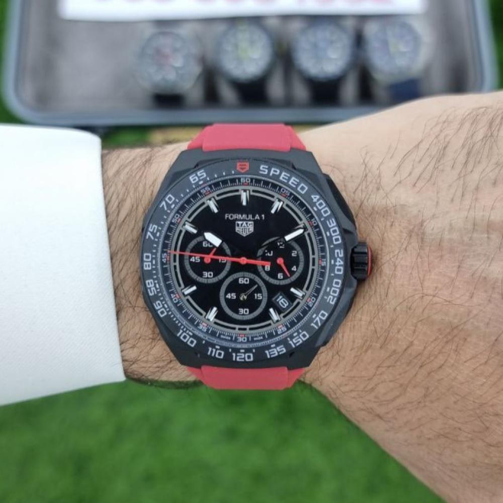 ساعة تاغ هوير فورمولا 1 باللون الأحمر