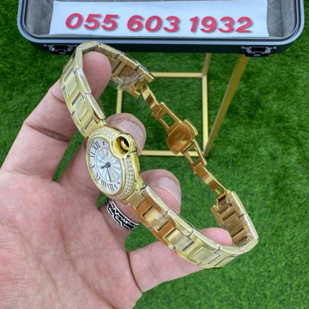 ساعات نسائية باللون الذهبي