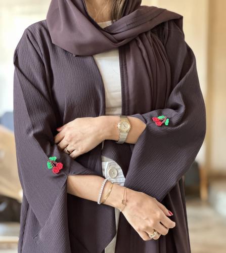 عباية كريب مكسر مع بروش بشكل كرز | بني
