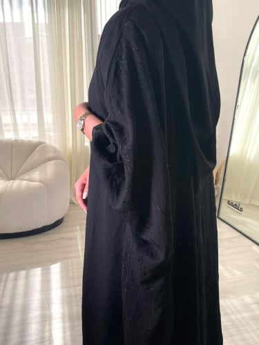 عبايه بشت - مطرزه من الخلف باللون الأسود