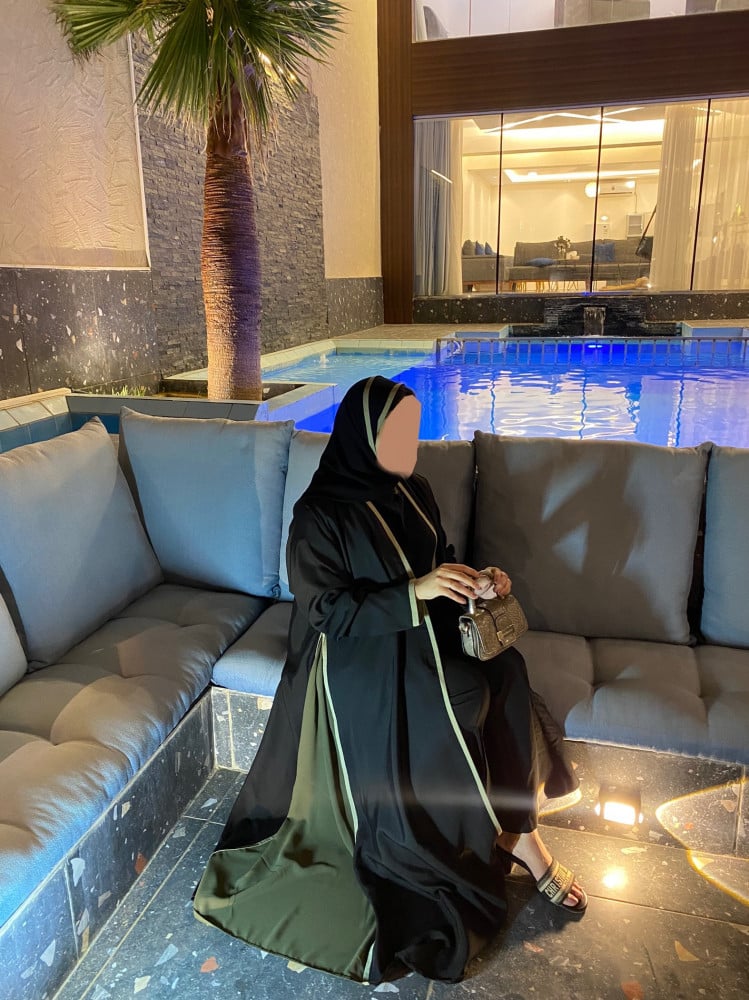 أسود