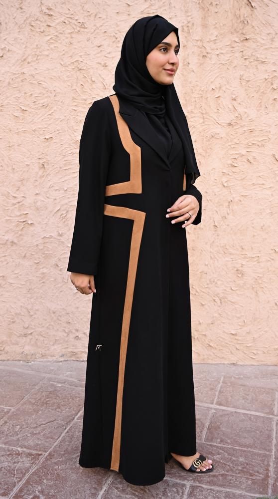 عباية بليزر سوداء بتفاصيل جملية أنيقة