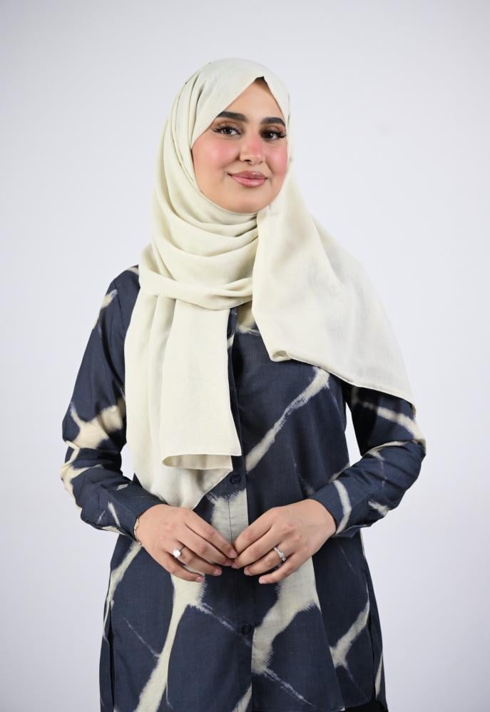 قميص لنن كحلي بنقشة تجريدية