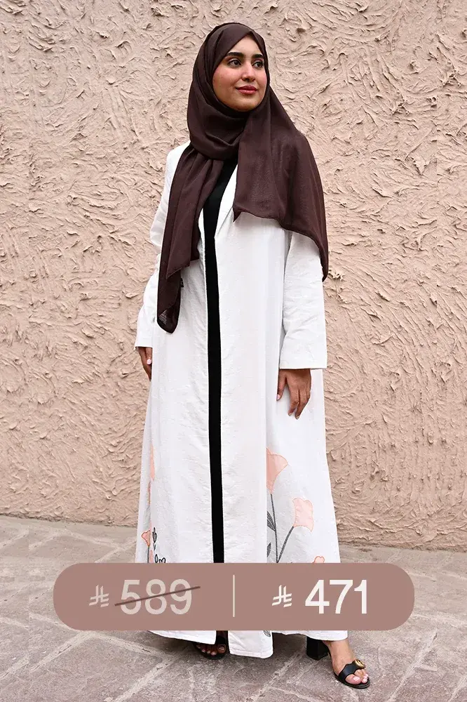 عباية لنن اوف وايت بتطريز ورود ناعم