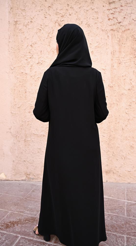 عباية بليزر سوداء بتفاصيل جملية أنيقة