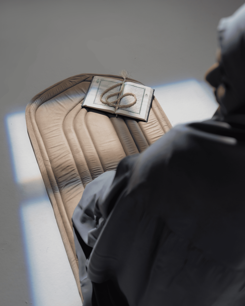 سجادة صلاة باللون البيج-شمواه