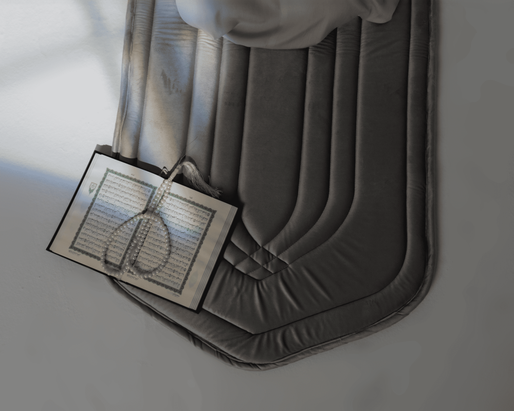 سجادة صلاة باللون الفضي-شمواه