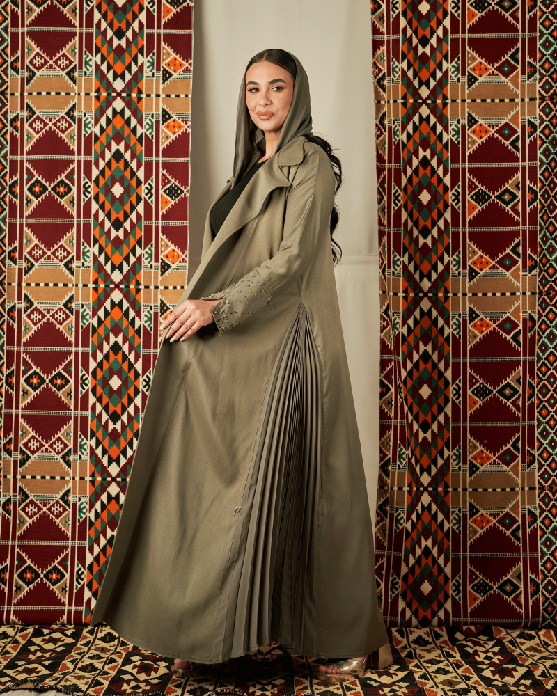 عباية زيتي كتان بأكمام مطرزة فاخرة