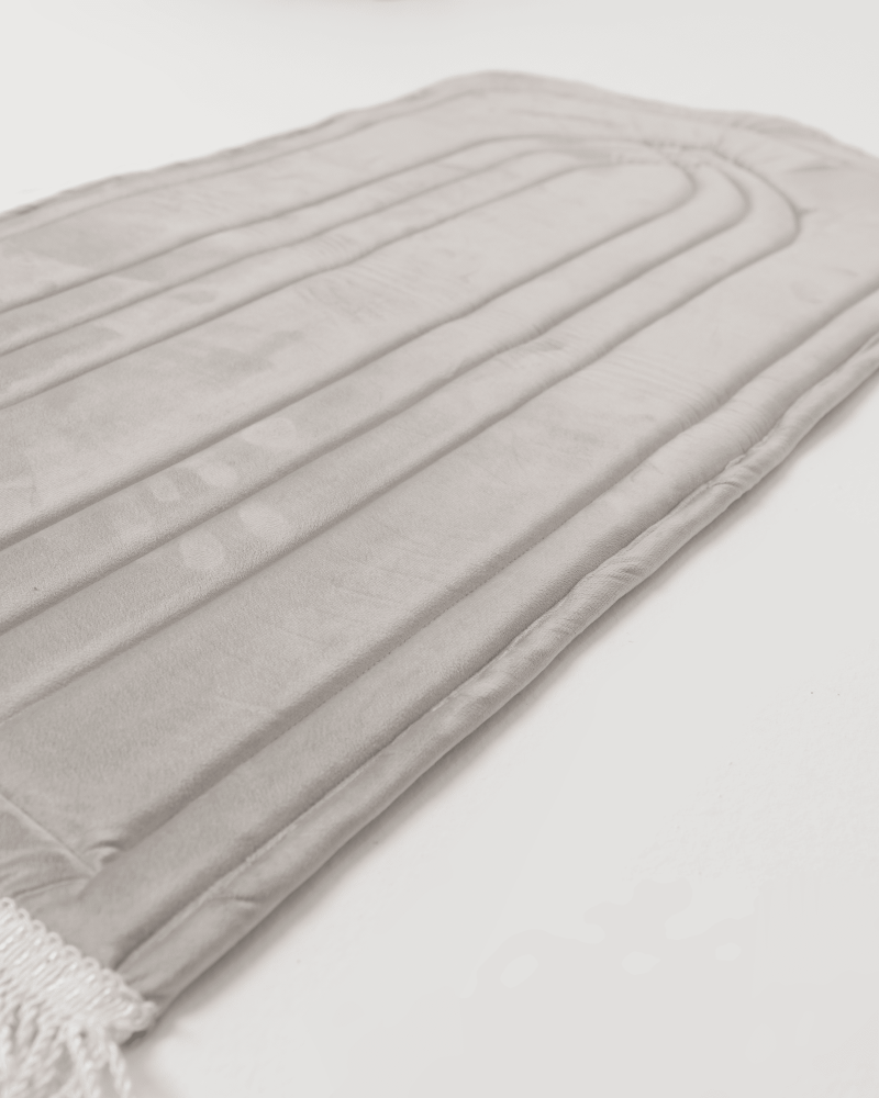 سجادة صلاة باللون الفضي-شمواه