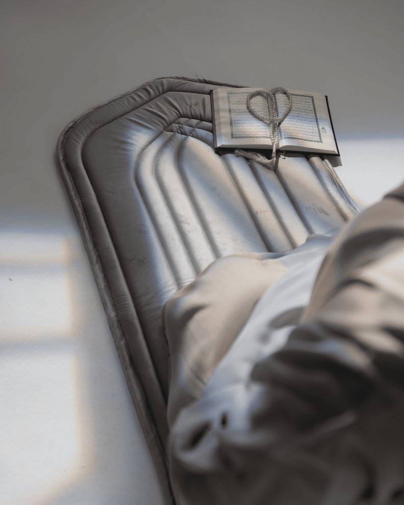 سجادة صلاة باللون الفضي-شمواه