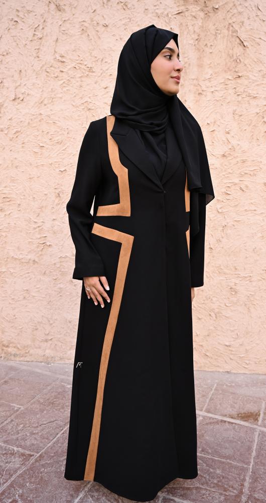 عباية بليزر سوداء بتفاصيل جملية أنيقة