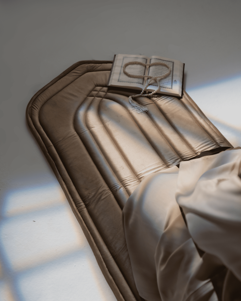 سجادة صلاة باللون البيج-شمواه