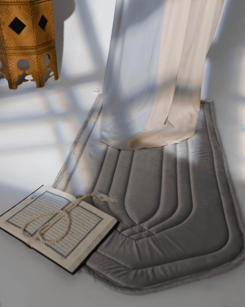 سجادة صلاة باللون الفضي-شمواه