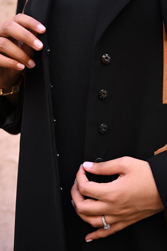 عباية بليزر سوداء بتفاصيل جملية أنيقة