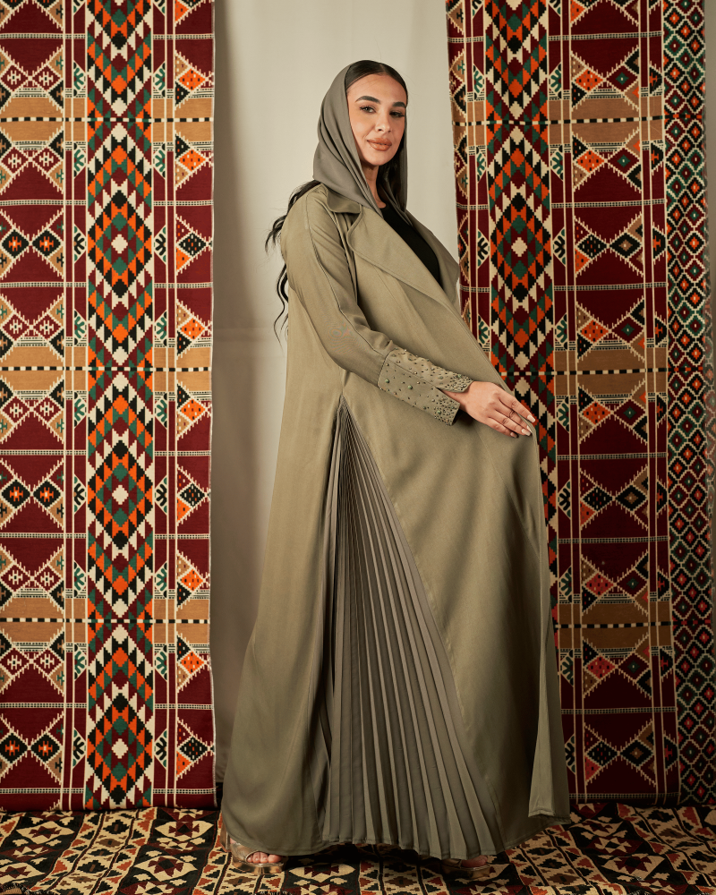 عباية زيتي كتان بأكمام مطرزة فاخرة