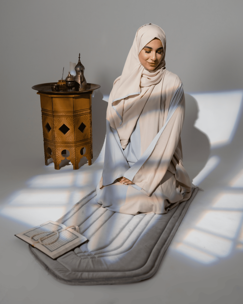 سجادة صلاة باللون الفضي-شمواه