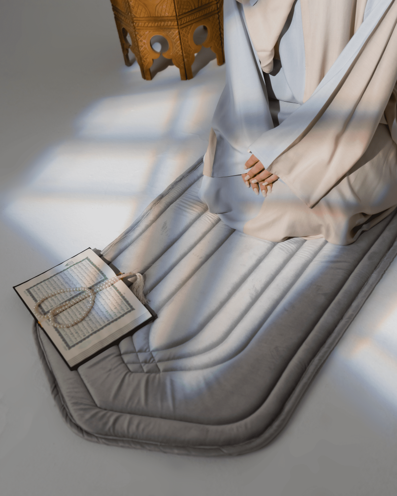 سجادة صلاة باللون الفضي-شمواه