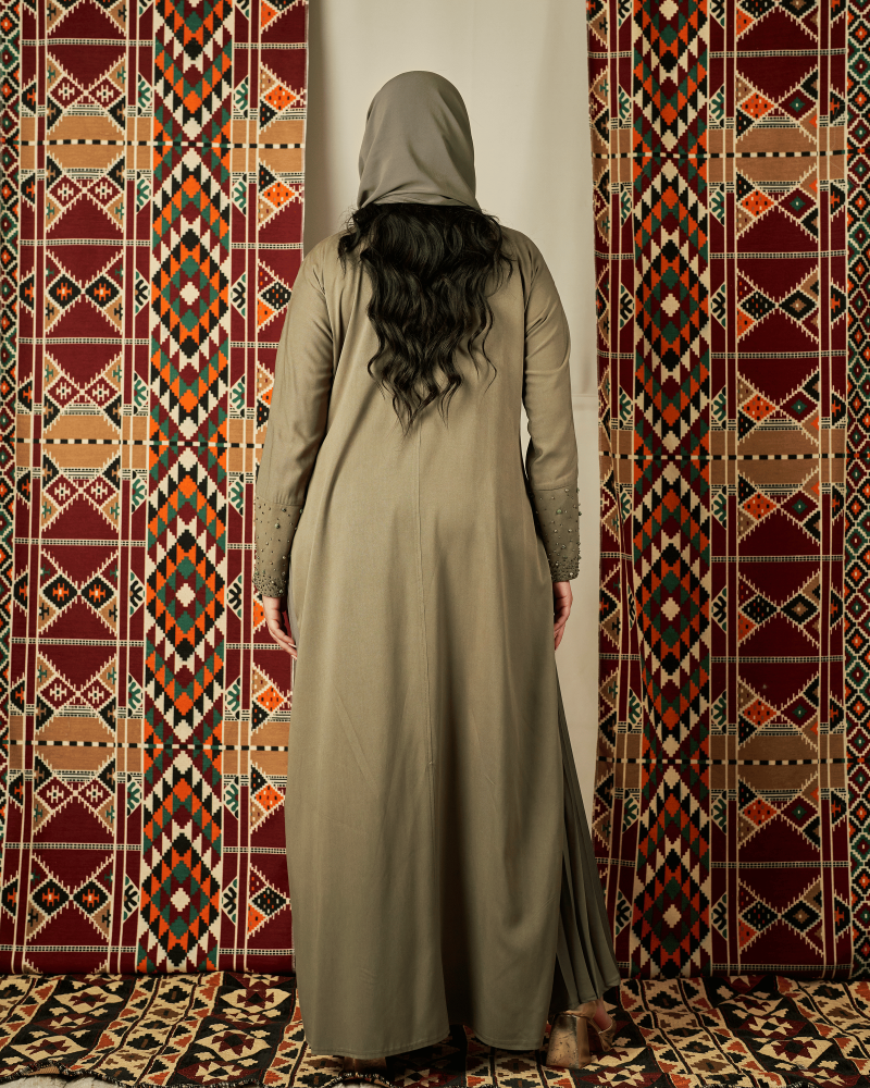 عباية زيتي كتان بأكمام مطرزة فاخرة