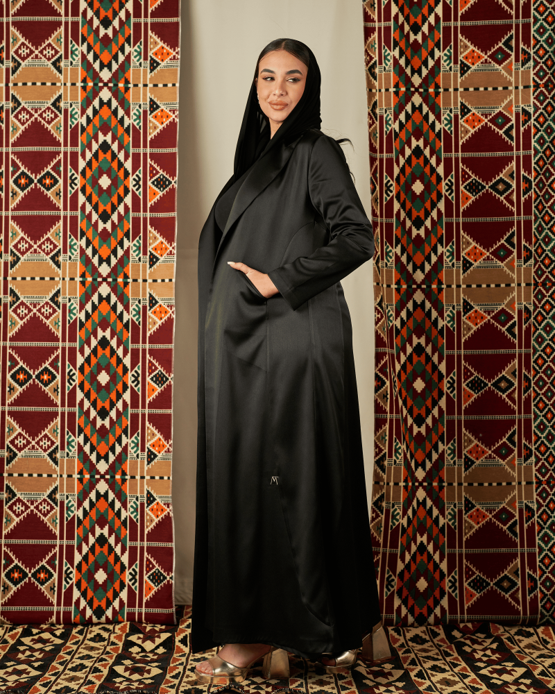 عباية تفته سوداء  بجيوب وياقة عباية تفته سوداء  بجيوب وياقة