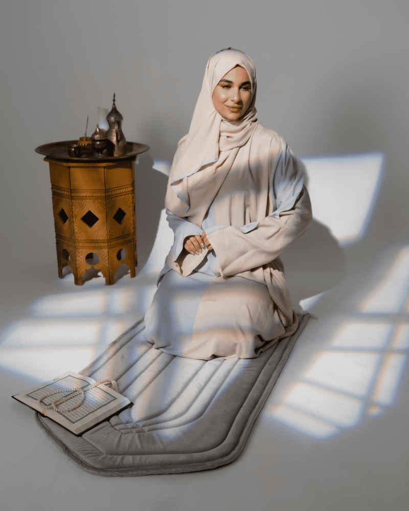 سجادة صلاة باللون الفضي-شمواه