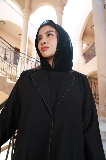 عباية سوداء كريب مطرزة بخيوط صفراء