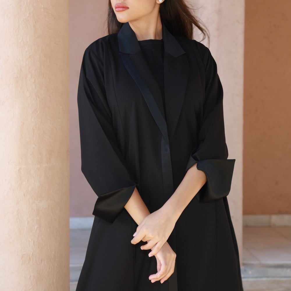 عباية سوداء كريب بياقة رسمية تفته باللون الأسود لف