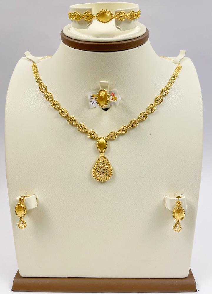 طقم ذهب عيار 21, بزخارف شرقية مميزة.