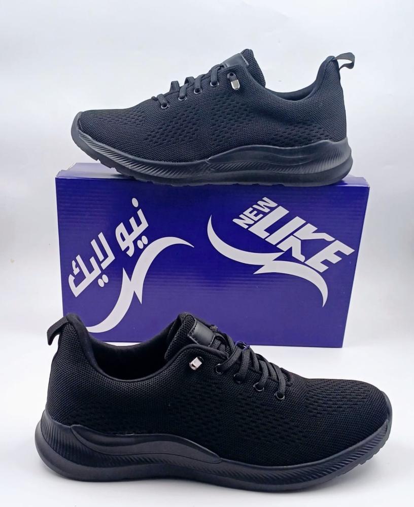 حذاء رياضي ابيض و اسود ماركة نيولايك