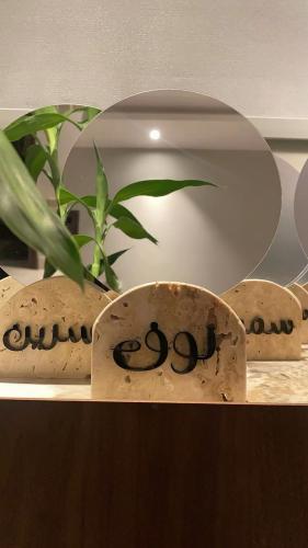 مرايا بقاعدة رخامية
