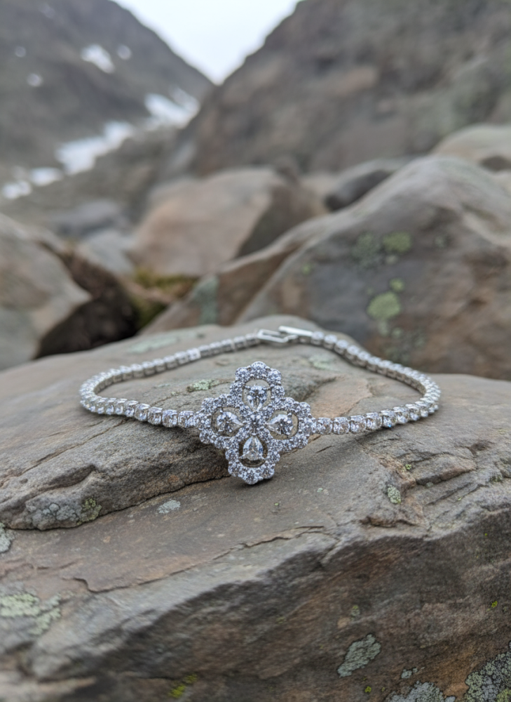 سوار فضي فاخر مرصعة بالكريستال – بريق لا يقاوم يزين معصمك