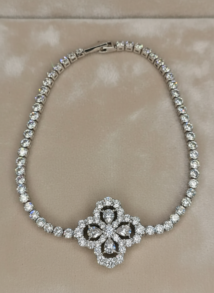 سوار فضي فاخر مرصعة بالكريستال – بريق لا يقاوم يزين معصمك