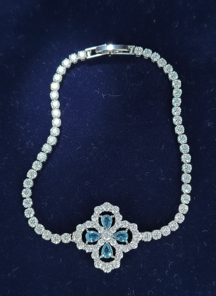 "سوار التنس الفضي مع قلادة الزهرة الزرقاء – بريق يخطف الأنظار"