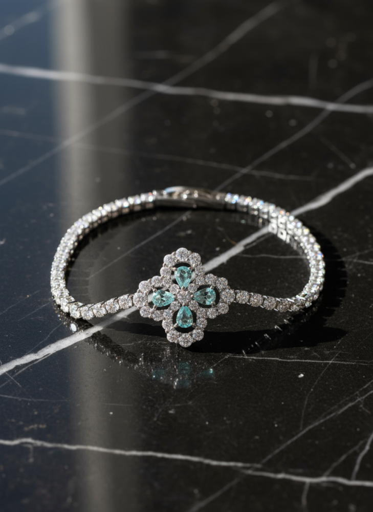 "سوار التنس الفضي مع قلادة الزهرة الزرقاء – بريق يخطف الأنظار"