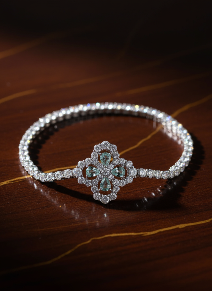 "سوار التنس الفضي مع قلادة الزهرة الزرقاء – بريق يخطف الأنظار"